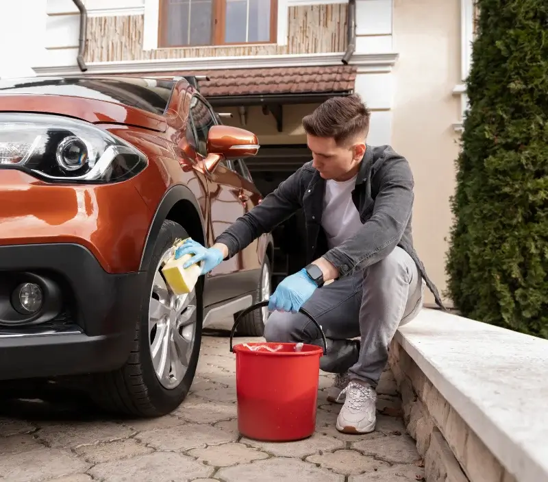 Lavage auto à domicile Sainte-Pexine : professionnel intervenant sur un véhicule